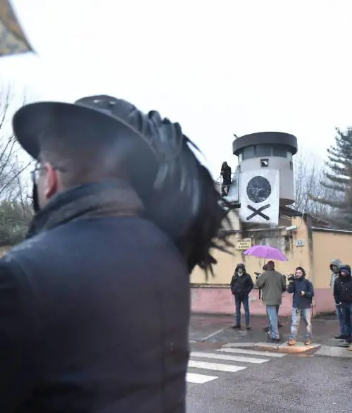 I bersaglieri vanno in piazza con la gente «Meglio rasa al suolo che in questo stato»
