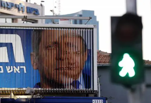 Un cartellone pubblicitario con i volti di Isaac Herzog e Benjamin Netanyahu