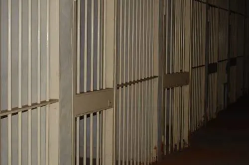 Nell'aula bunker fantasma di Opera