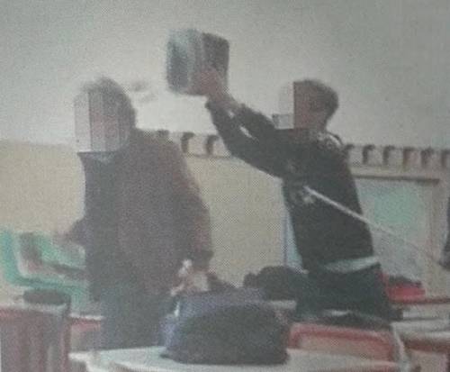 Studenti bulli rovesciano il cestino in testa al professore