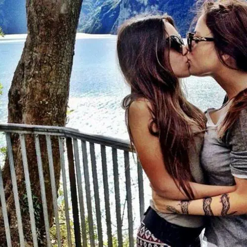 Naike Rivelli trasgressiva su Twitter: mi consolo da sola