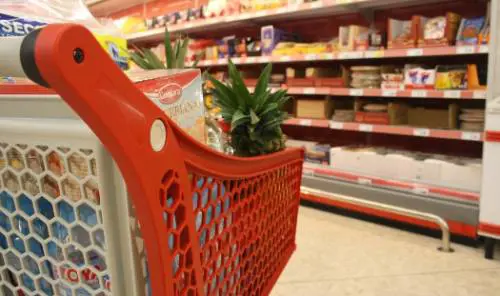 L'ultima leggenda metropolitana: per rimorchiare al supermercato basta un ananas nel carrello