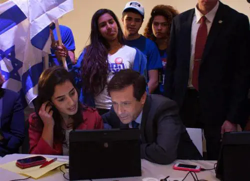 Isaac Herzog, leader di Unione sionista, con un membro del Dror Youth Movement