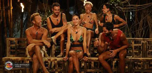 Isola dei Famosi, intrusione nel reality: spunta un inviato delle Iene, poi si spoglia davanti alla Marcuzzi