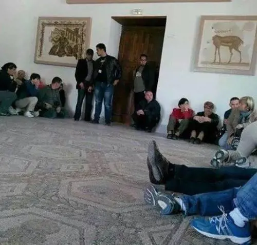 Paura a Tunisi: turisti presi in ostaggio