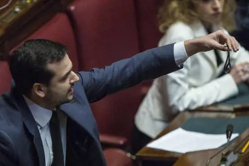 Grandi Opere, il M5S protesta contro Lupi agitando orologi in Aula