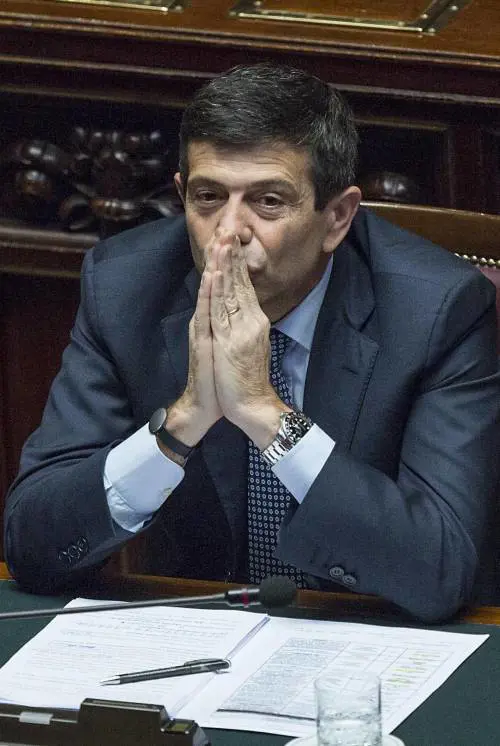 Il giorno più lungo del ministro contestato nella sua Milano
