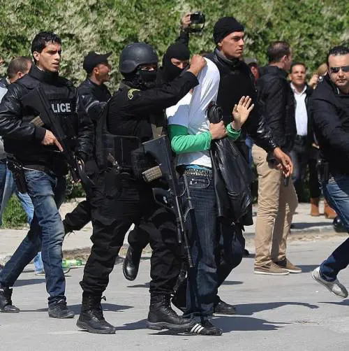 Tunisi sotto attacco Assalto al Parlamento e poi strage al museo: ventidue i morti Quattro sono italiani