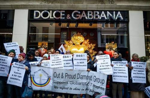 La protesta davanti al negozio Dolce & Gabbana a Londra