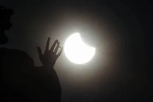 La super Luna nera che oscurerà il Sole