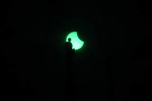 Eclissi, ecco il bacio della Luna al Sole