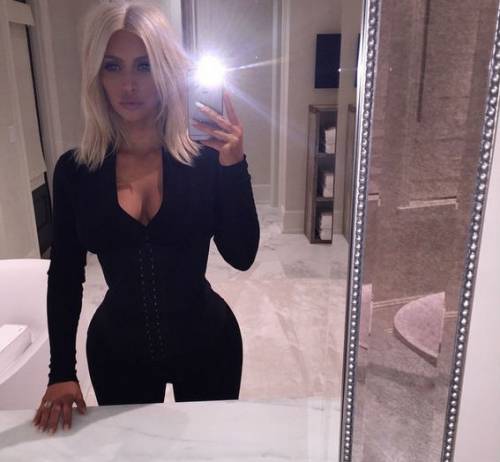 Kim Kardashian si ostina col biondo platino, da vamp ossigenata