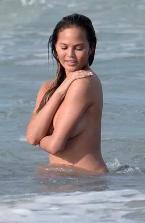 Chrissy Teigen posa nuda davanti al marito geloso