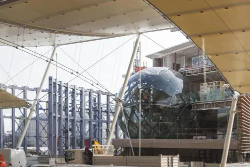 Gru, buche e operai: parte la rincorsa per un grande Expo