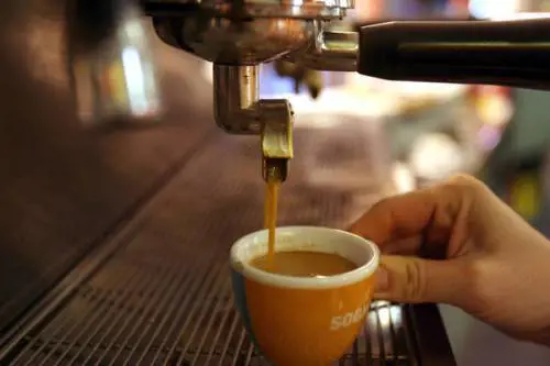 Vuoi bere il caffé macchiato? Devi pagare il sovrapprezzo