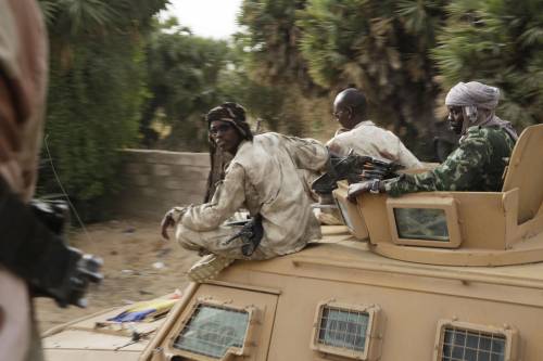Soldati del Ciad di scorta a un gruppo di giornalista a Damasak