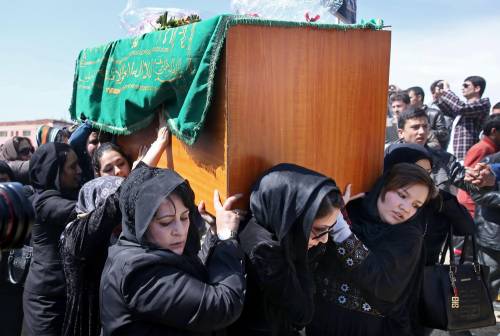 I funerali a Kabul della donna uccisa 