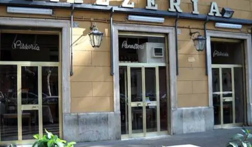 Servono acqua con detersivo: dramma in pizzeria 