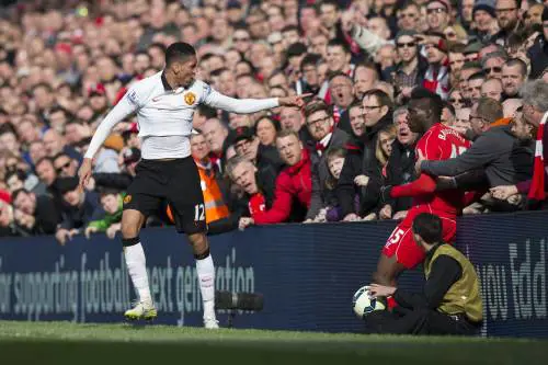 I tifosi trattengono Balo dopo il fallo di Smalling
