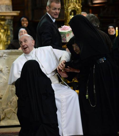 Le suore dell'assalto al Papa: "Non abbiamo saputo resistere, la sua vista ci ha estasiate"