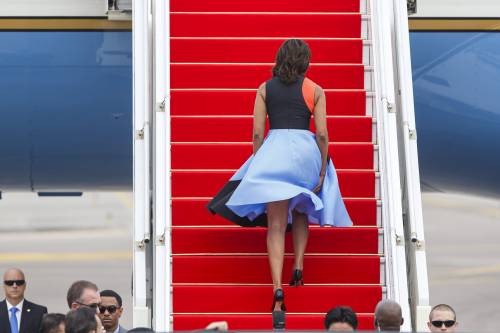 Una folata di vento alza la gonna a Michelle Obama