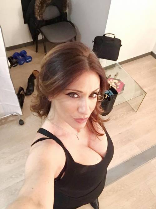 Sabrina Salerno: bomba sexy nei selfie su Facebook