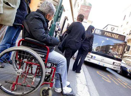 Adesso tassano anche le pedane per disabili: "Occupano il marciapiede"