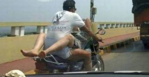 Sesso in motocicletta. La foto hard della coppia fa il giro del web