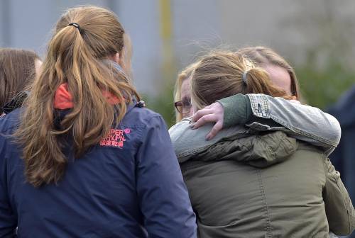 Due studentesse in lacrime davanti al Joseph-Koenig-Gymnasium di Haltern