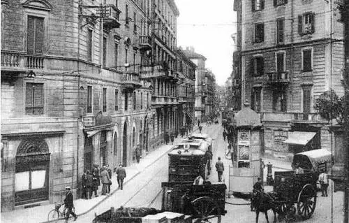 Il deserto di via Meravigli ripopolato dagli autonomi