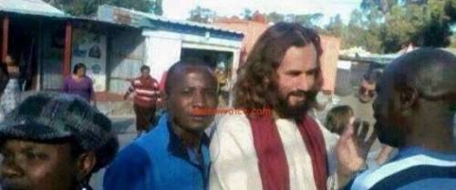 Zambia, turista italiano scambiato per Gesù e venerato dai passanti