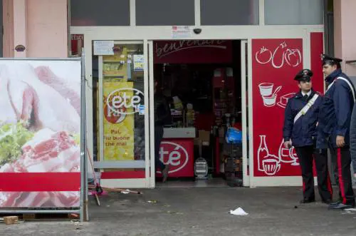 Rapina nel Napoletano, 10 feriti