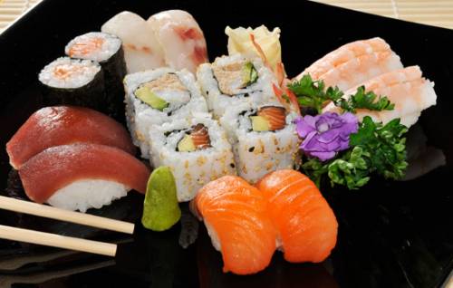 Come si mangia veramente il sushi? "Con le bacchette!"... sì, anche questo è vero ma non solo