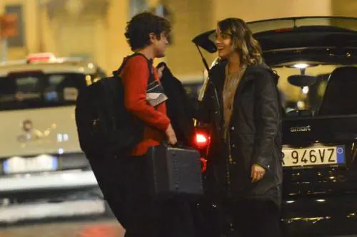 Riccardo Scamarcio pizzicato a Roma in compagnia di una bionda misteriosa