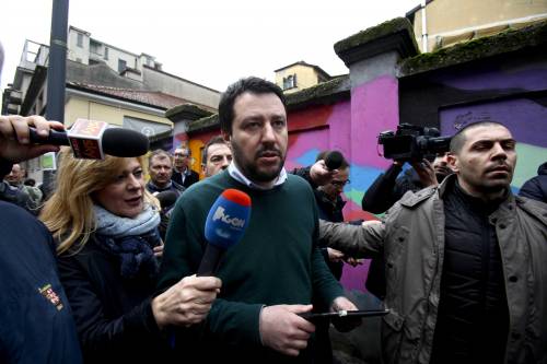 Antagonisti contro Salvini: "Vattene, razzista, m...."