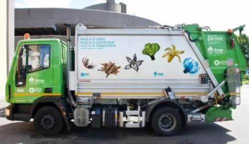 Una grafica «educativa» su mezzi e cestoni Ma il Comune faccia funzionare il servizio