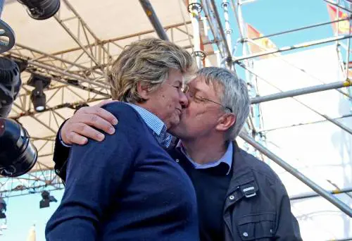 Il bacio della pace tra Camusso e Landini