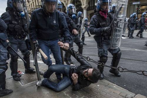 Torino, scontri tra antagonisti e polizia