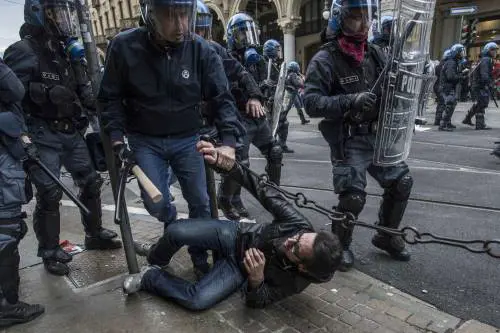 Torino, scontri tra antagonisti e polizia