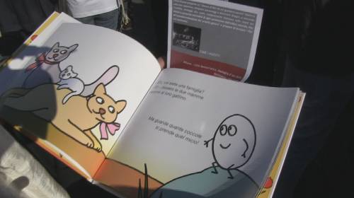 Un attivista Lgbt ci mostra uno dei libri per bambini con la storia di una famiglia gay