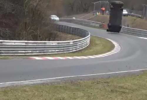 Nurburgring, un'auto vola oltre le barriere: muore uno spettatore