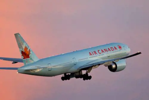 Canada, Airbus A320 si schianta al suolo: nessun ferito grave