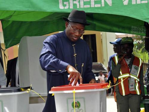 Il presidente Goodluck Jonathan al seggio (clicca sulla foto per allargarla)