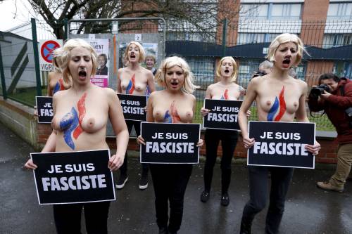 Le (solite) Femen nude contro Marine Le Pen: "Je suis fasciste"