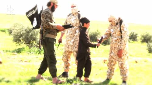 Il jihadista bambino arma i boia dell'Isis