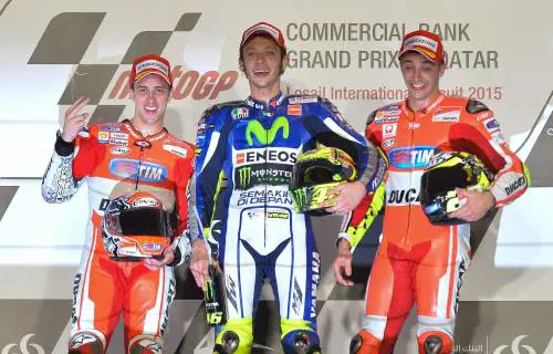Tripletta italiana in Qatar: Rossi trionfa davanti a Dovizioso e Iannone