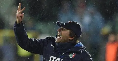 Conte in piazza, tra famiglie, foto e autografi