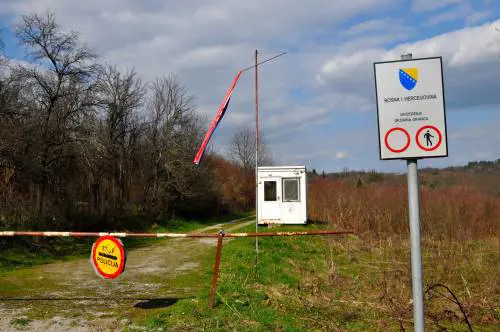 La frontiera sguarnita d'Europa con la Croazia a pochi chilometri dalla roccaforte salafita di Velika Kladusa 