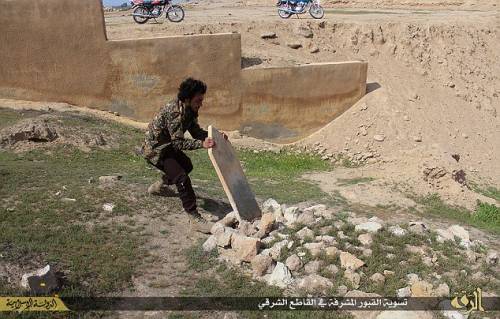 Isis "vieta" i cimiteri: tombe profanate e lapidi distrutte