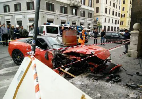 Sbanda e sfascia la Ferrari contro un negozio